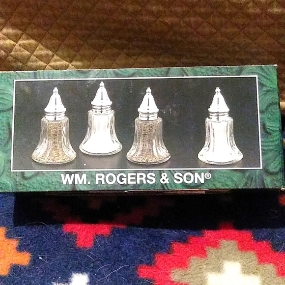 #40📣📣📣wm Rogers and Son salt and pepper shakers - Picture 1 of 6